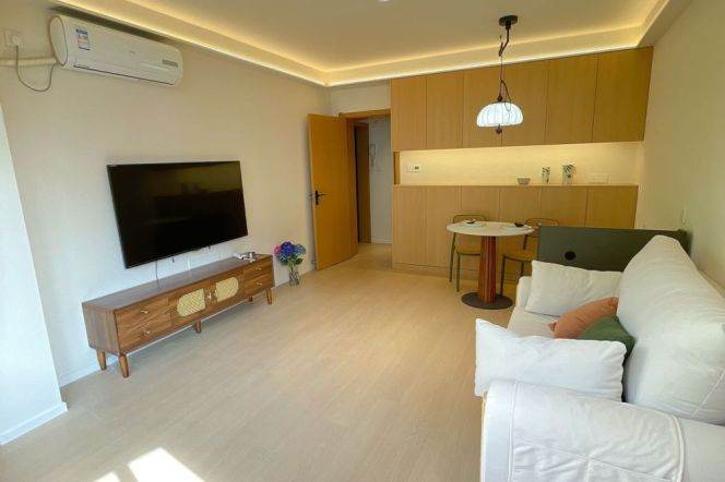 1BR Apartment in Gubei (L10)
