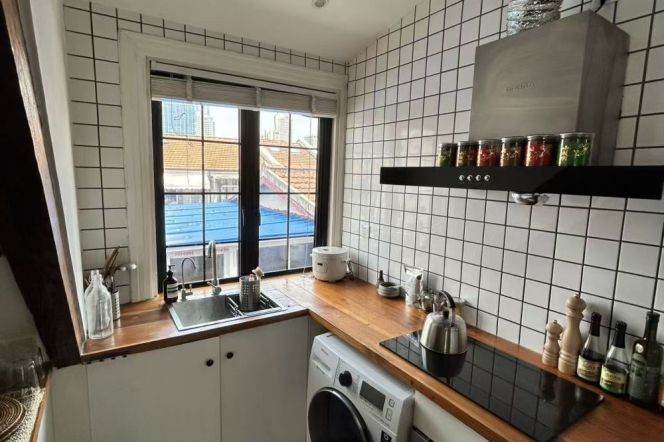 High-Ceiling 2BR Lane House in Old Xuhui with Green View