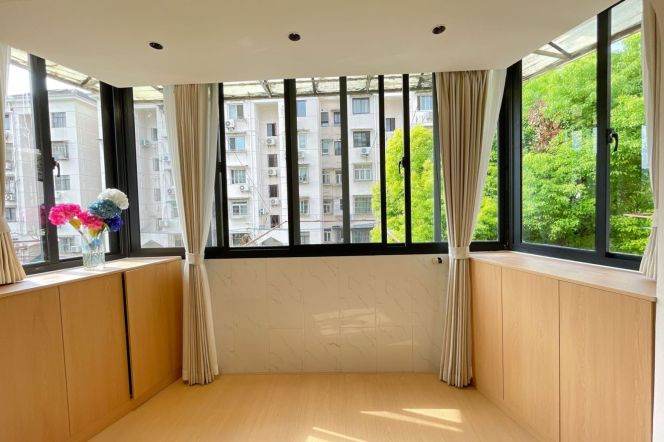 1BR Apartment in Gubei (L10)