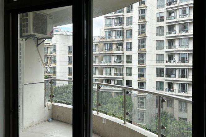 Spacious 3BR Apartment at Top Of City (L13)