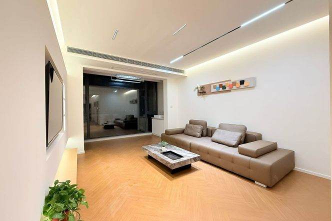 Spacious 2BR Apartment near North Sichuan Rd Metro with Terrace (L4/L10)