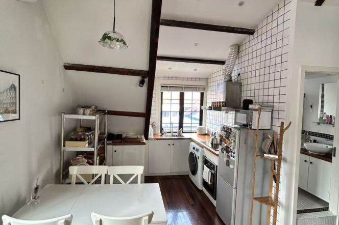 High-Ceiling 2BR Lane House in Old Xuhui with Green View