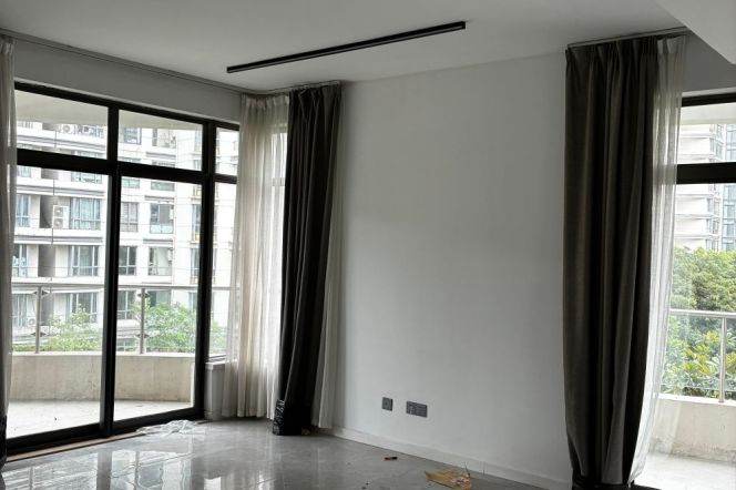 Spacious 3BR Apartment at Top Of City (L13)