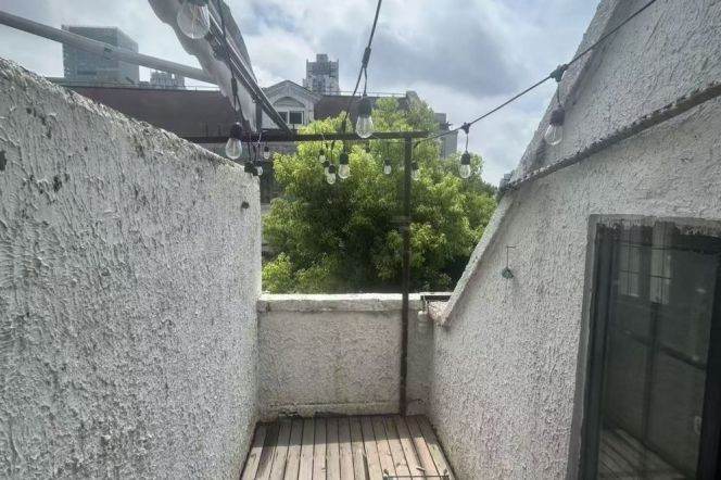 High-Ceiling 2BR Lane House in Old Xuhui with Green View