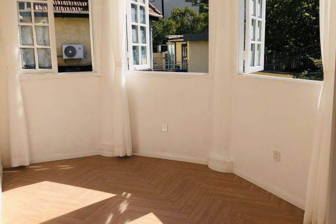 Spacious High-Ceiling 1BR Heritage Apartment near Jiangsu Rd Metro (L2/L11)