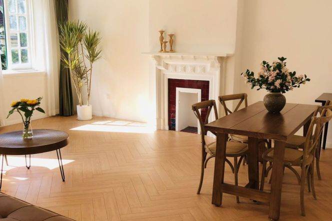 Spacious High-Ceiling 1BR Heritage Apartment near Jiangsu Rd Metro (L2/L11)