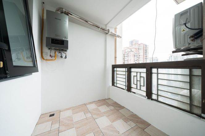 High-Floor Spacious 2BR Apartment in Laoximen (L8/L9/L10)