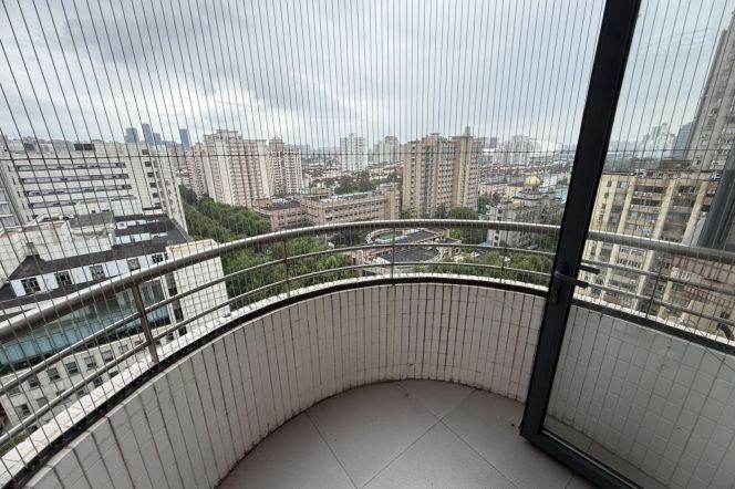 Spacious 3BR Apartment near Dong'an Rd Metro (L4/L7)