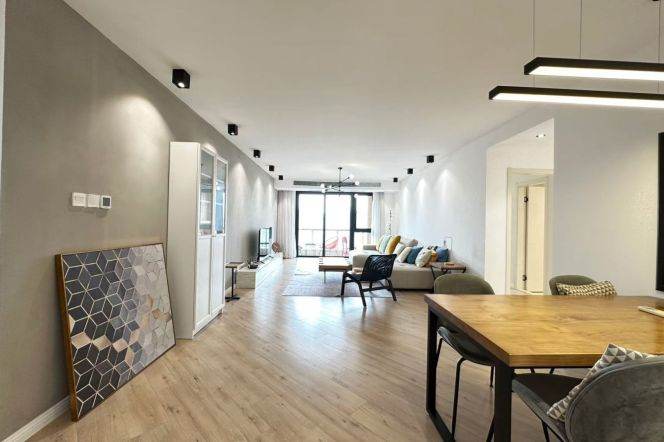 High-Floor 3BR Apartment near Zhongshan Park (L2/L3/L4)