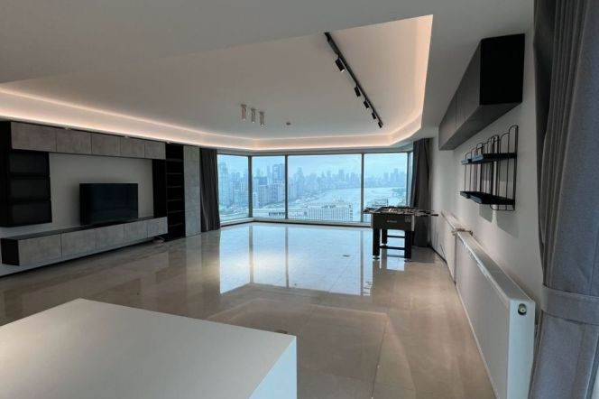 High-Floor Spacious 4BR Apartment near Shangcheng Rd Metro