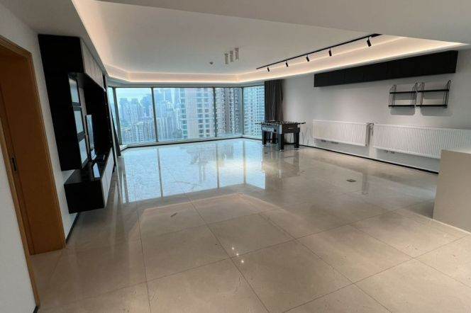 High-Floor Spacious 4BR Apartment near Shangcheng Rd Metro