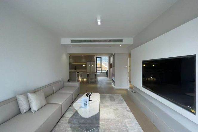 2BR Apartment at Top Of City (L13)