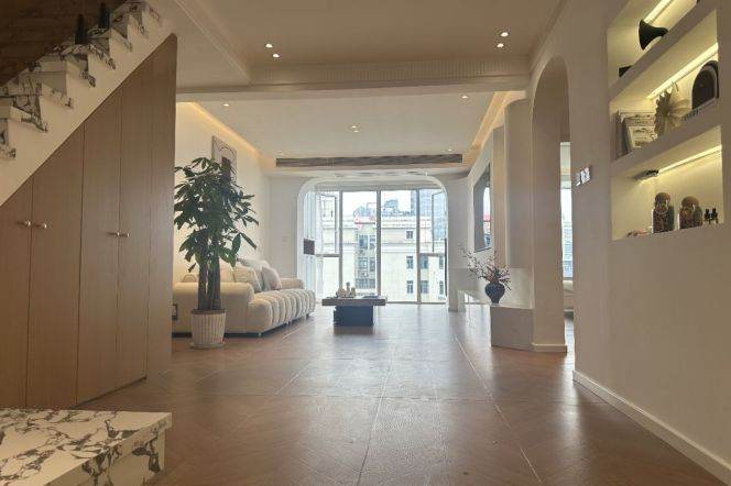 High-Floor Spacious 4BR Apartment in North Bund (L12)