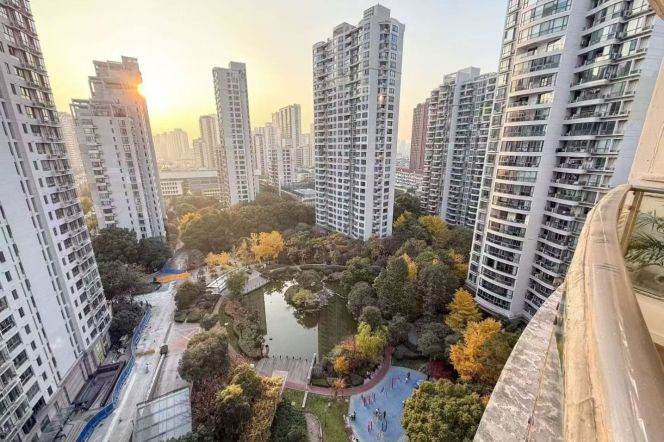 High-Floor Spacious High-Ceiling 2BR Apartment near Zhenping Rd Metro with Green View (L3/L4/L7)