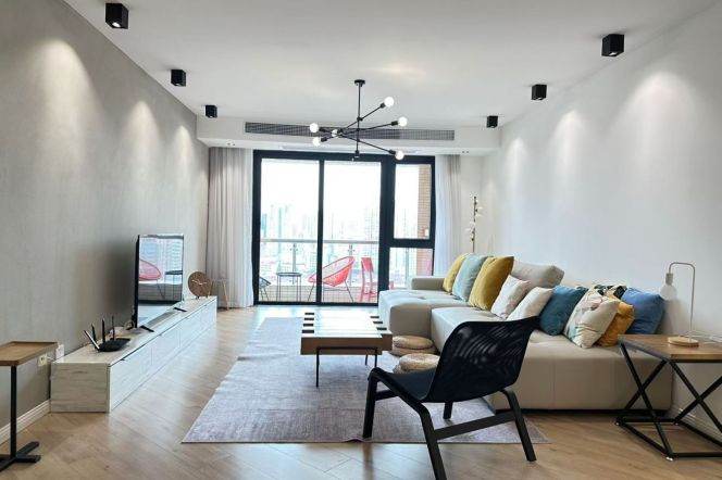 High-Floor 3BR Apartment near Zhongshan Park (L2/L3/L4)