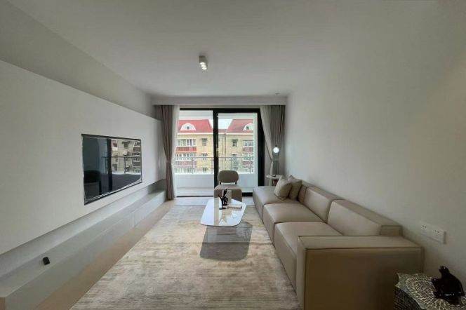 2BR Apartment at Top Of City (L13)