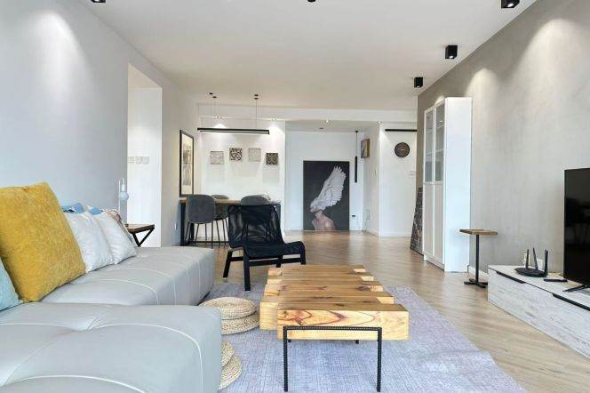 High-Floor 3BR Apartment near Zhongshan Park (L2/L3/L4)