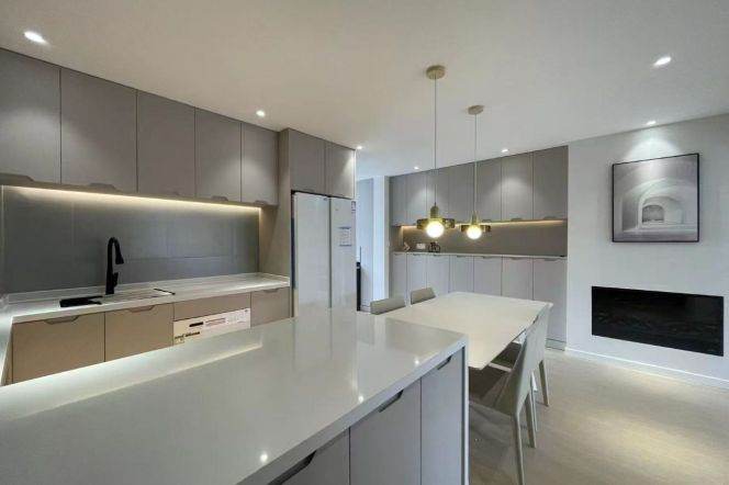 2BR Apartment at Top Of City (L13)