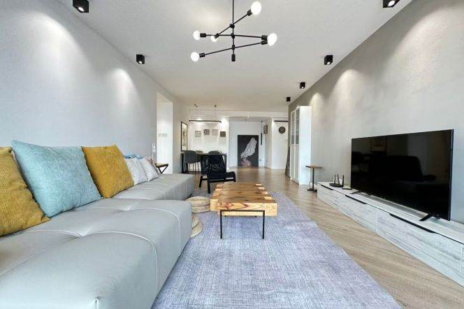 High-Floor 3BR Apartment near Zhongshan Park (L2/L3/L4)