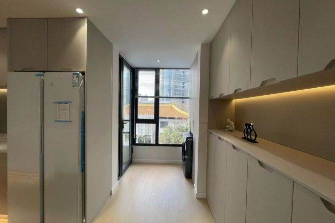 2BR Apartment at Top Of City (L13)