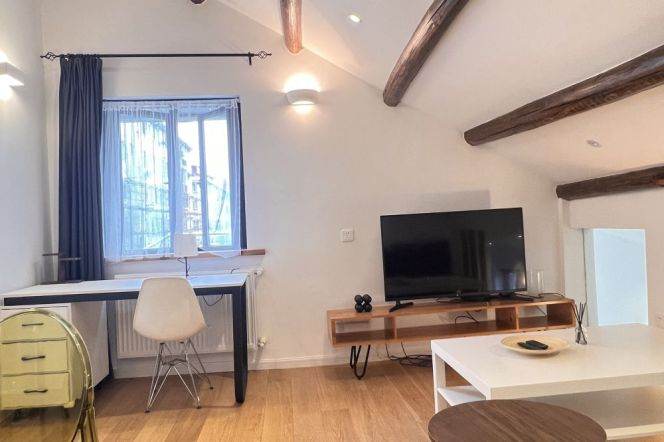 High-Ceiling 2BR Heritage Apartment in Old Xuhui (L1/L10)