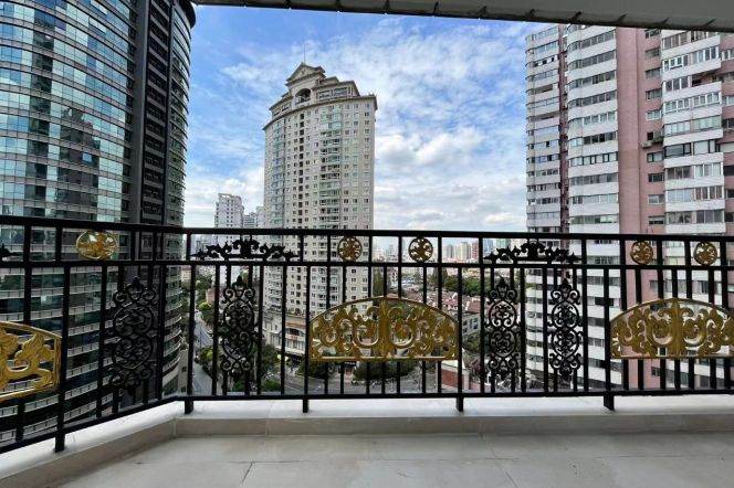 Spacious 3BR Apartment in Jing'an