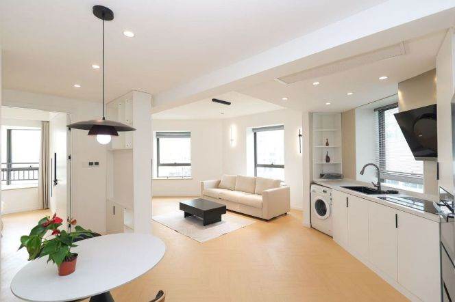 Spacious 1BR Apartment in Jing'an