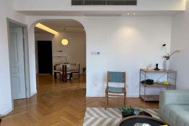 2BR Apartment near Jing'an Temple (L7)