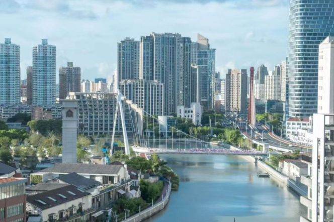 Spacious 2BR Apartment near Shanghai Railway Station Metro with River View (L13)