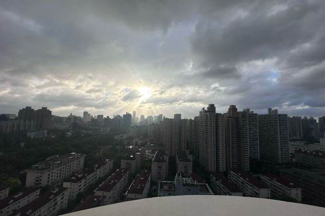 High-Floor Spacious 2BR Apartment near Jiaotong University Metro
