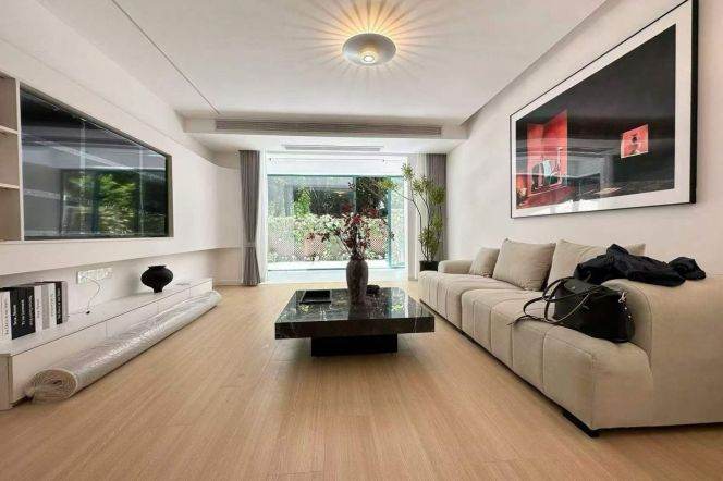2BR Apartment in Gubei with Private Garden (L2)