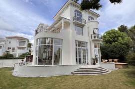 Spacious 5BR Villa with Terrace