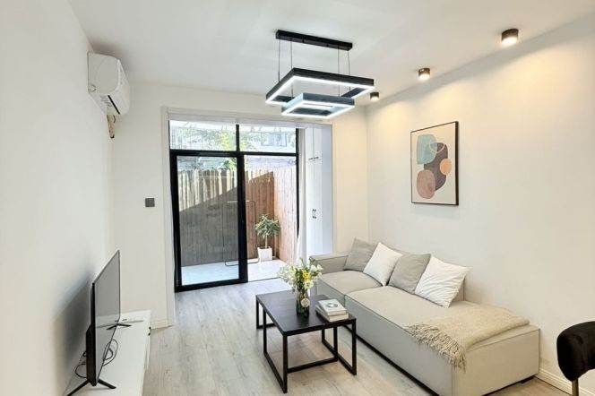 1BR Apartment near Zhongshan Park with Terrace (L11/L13)