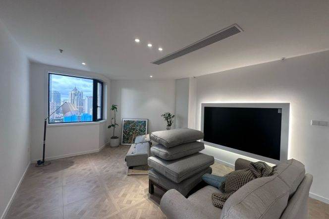 High-Floor Spacious 2BR Apartment near Jiaotong University Metro