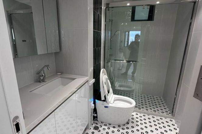 High-Floor Spacious 2BR Apartment near Jiaotong University Metro