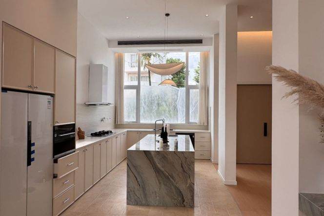 Spacious 5BR Villa with Terrace