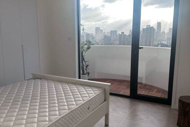High-Floor Spacious 2BR Apartment near Jiaotong University Metro