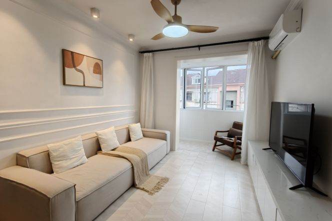 1BR Apartment in Gubei (L10)