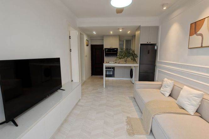 1BR Apartment in Gubei (L10)