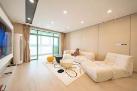 Spacious 2BR Apartment near Shanghai Children's Medical Center Metro with Floor-to-Ceiling Windows (L6)