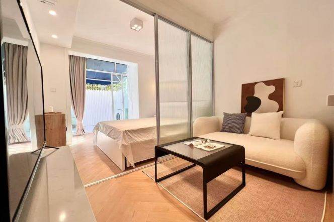 1BR Apartment near Hongqiao Rd Metro with Private Garden (L3/L4/L10)