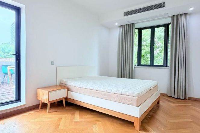 Spacious High-Ceiling 2BR Apartment in Old Xuhui with Green View