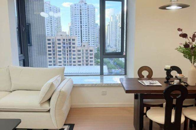 1BR Apartment in Jing'an (L7)
