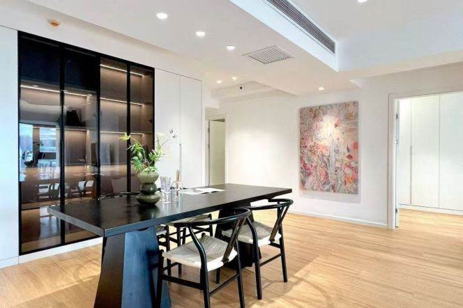 High-Floor Spacious 2BR Apartment near Hanzhong Rd Metro (L1/L3/L4/L12/L13)
