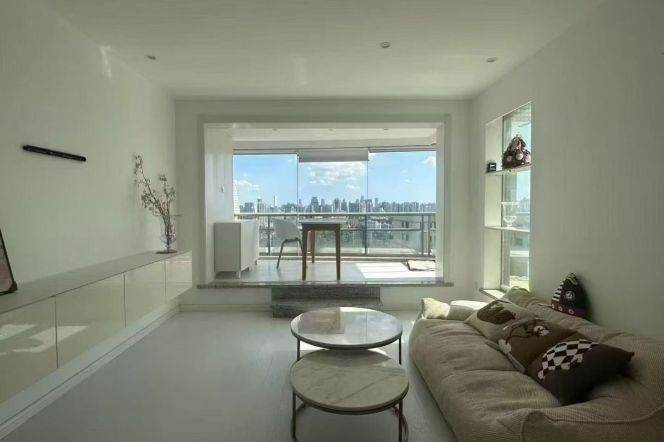 High-Floor Spacious 2BR Apartment near Jiangsu Rd Metro