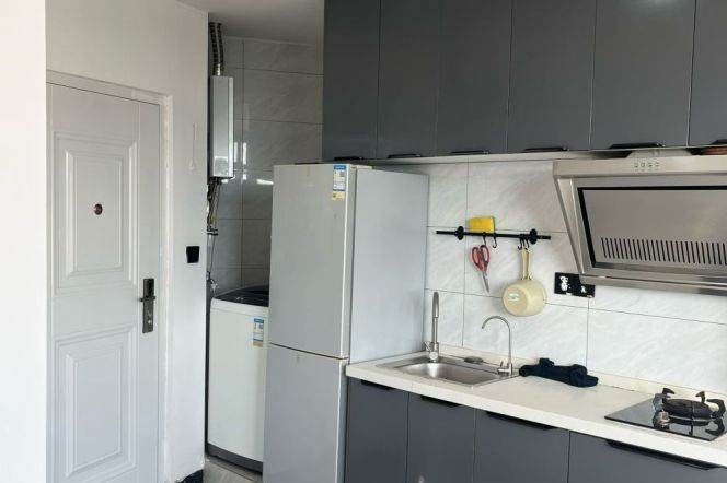 High-Floor 1BR Apartment in Jing'an