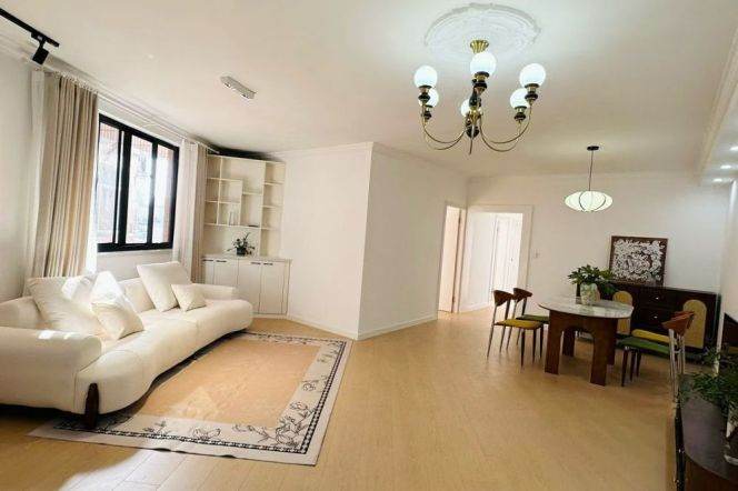 High-Floor 4BR Apartment near Zhongshan Park