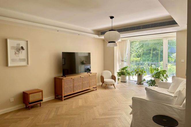 Spacious 2BR Apartment near Lianhua Rd Metro with Private Garden (L1)