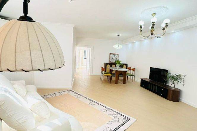High-Floor 4BR Apartment near Zhongshan Park