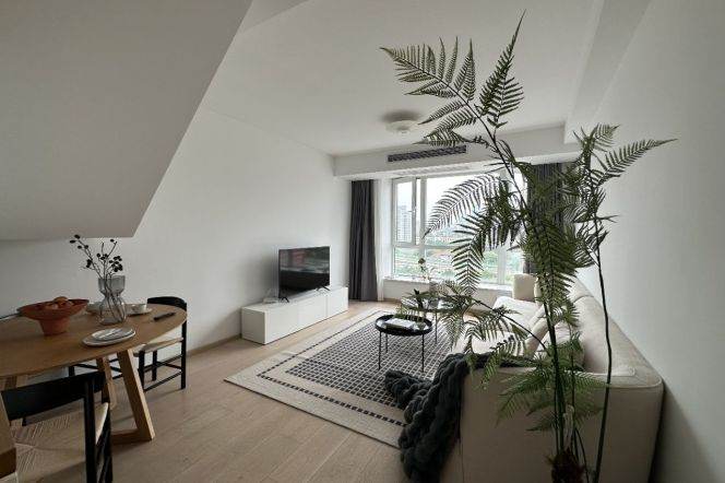 Spacious 2BR Apartment at Top Of City (L13)
